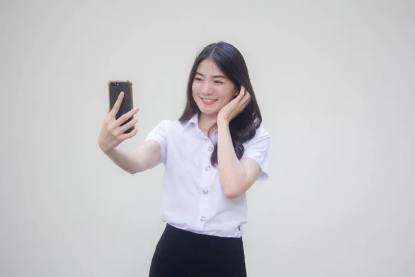 Thai Voksen Student Universitetsuniform Vakker Jente Bruker Sin Smarttelefon Selfie – stockfoto