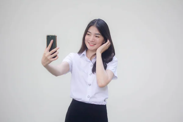 Thai Ενηλίκων Φοιτητής Πανεπιστήμιο Ομοιόμορφη Όμορφη Κοπέλα Χρησιμοποιώντας Έξυπνο Τηλέφωνό — Φωτογραφία Αρχείου