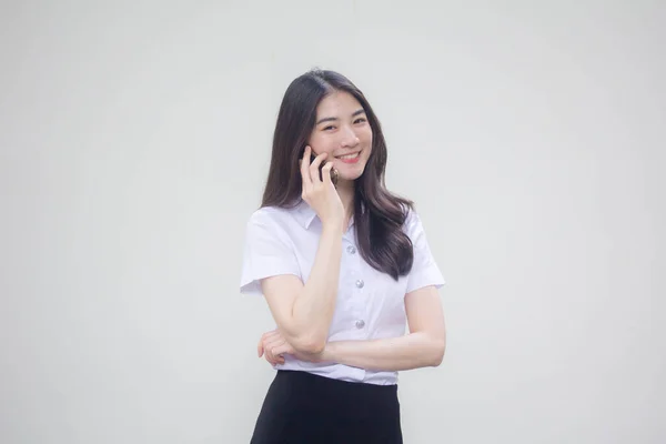 Thai Ενηλίκων Φοιτητής Πανεπιστήμιο Ομοιόμορφη Όμορφη Κοπέλα Καλώντας Smartphone — Φωτογραφία Αρχείου