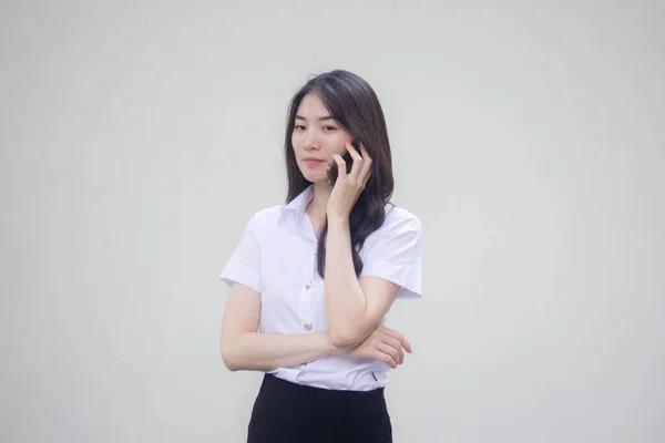 Tailandês Adulto Estudante Universidade Uniforme Bela Menina Chamando Smartphone — Fotografia de Stock