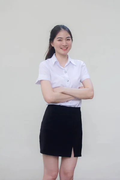 Tajski Dorosły Student Uniwersytet Mundur Piękny Dziewczyna Uśmiech Relaks — Zdjęcie stockowe