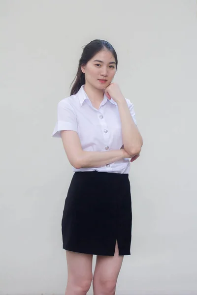 Thai Adult Student Universität Uniform Schöne Mädchen Lächeln Und Entspannen — Stockfoto