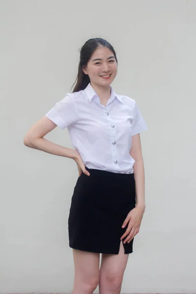 Thai Adult Student Universität Uniform Schöne Mädchen Lächeln Und Entspannen — Stockfoto