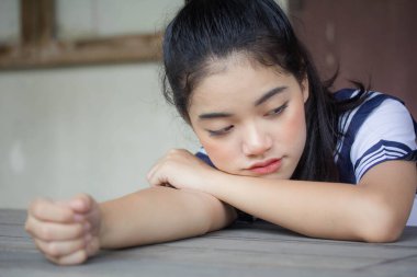 Japon öğrenci üniformalı güzel kız mutlu ve rahatlamış.