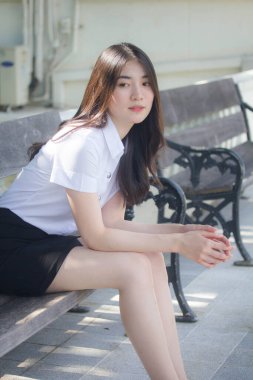 Yetişkin öğrenci üniforması güzel kız gülümse ve rahatla.