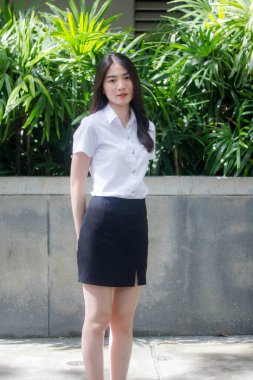 Taylandlı üniversite öğrencisi dinleniyor.