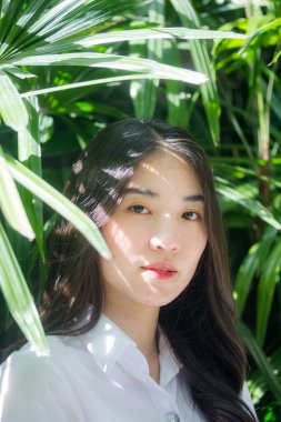 Taylandlı üniversite öğrencisi dinleniyor.