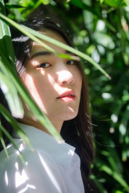 Taylandlı üniversite öğrencisi dinleniyor.