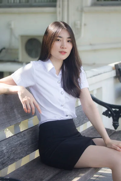 Tailandês Adulto Estudante Universidade Uniforme Bela Menina Sorriso Relaxar — Fotografia de Stock