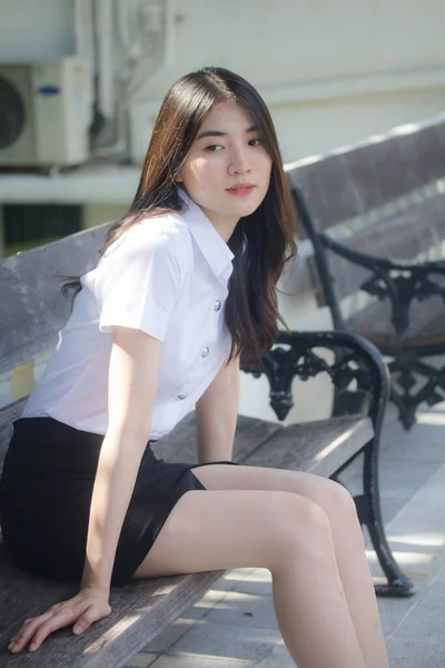 Thai Mahasiswi Dewasa Seragam Universitas Gadis Cantik Tersenyum Dan Bersantai — Stok Foto