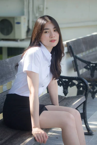 Tailandês Adulto Estudante Universidade Uniforme Bela Menina Sorriso Relaxar — Fotografia de Stock