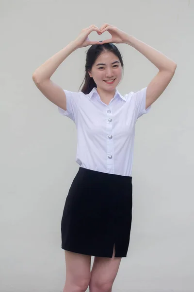 タイの成人女子大生制服美少女がハートを与える — ストック写真