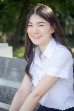 Taylandlı üniversite öğrencisi dinleniyor.