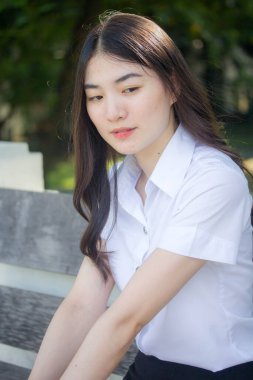 Taylandlı üniversite öğrencisi dinleniyor.