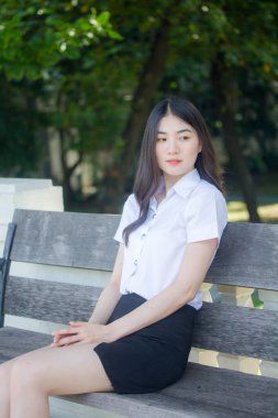 Taylandlı üniversite öğrencisi dinleniyor.