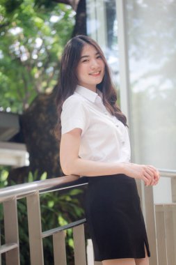 Taylandlı üniversite öğrencisi dinleniyor.