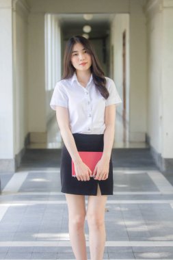 Taylandlı üniversite öğrencisi dinleniyor.