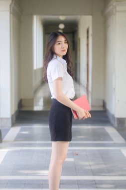 Taylandlı üniversite öğrencisi dinleniyor.