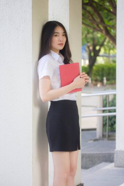 Taylandlı üniversite öğrencisi dinleniyor.