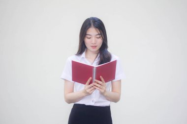 Taylandlı yetişkin üniversite üniforması güzel kız bir kitap okudu.