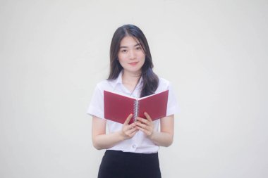 Taylandlı yetişkin üniversite üniforması güzel kız bir kitap okudu.