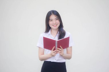 Taylandlı yetişkin üniversite üniforması güzel kız bir kitap okudu.