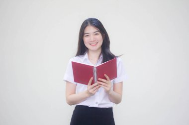 Taylandlı yetişkin üniversite üniforması güzel kız bir kitap okudu.