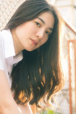 Yetişkin öğrenci üniforması güzel kız gülümse ve rahatla.