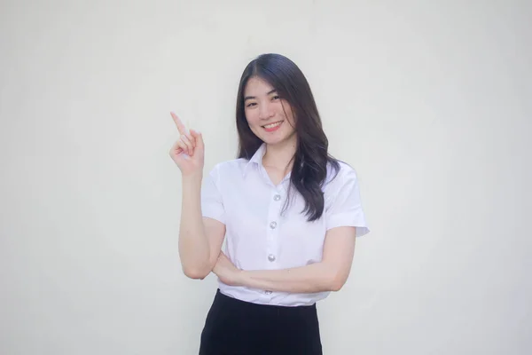 Tajski Dorosły Student Uniwersytet Mundur Piękny Dziewczyna Wskazując — Zdjęcie stockowe