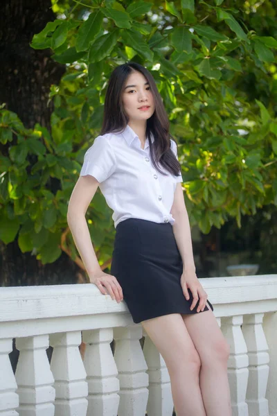 Thaise Vrouwelijke Universiteit Student Rusten — Stockfoto