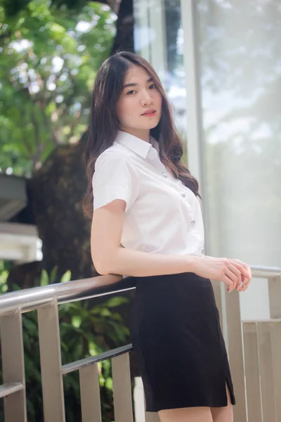 Thaise Vrouwelijke Universiteit Student Rusten — Stockfoto