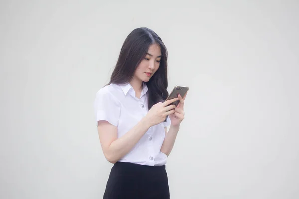 タイの成人女子大生制服美少女が携帯電話と笑顔で — ストック写真