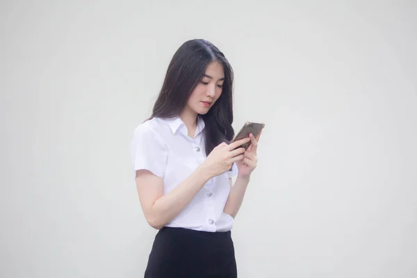 Tailandés Adulto Estudiante Universidad Uniforme Hermosa Chica Usando Teléfono Sonrisa —  Fotos de Stock