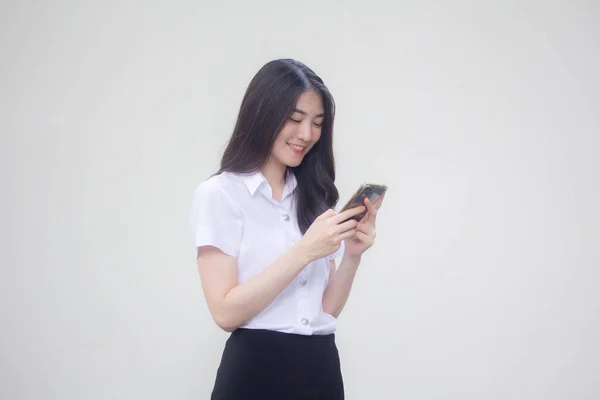 Thajská Dospělá Studentská Univerzita Uniforma Krásná Dívka Pomocí Telefonu Úsměv — Stock fotografie