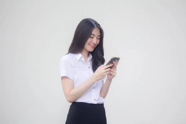 タイの成人女子大生制服美少女が携帯電話と笑顔で — ストック写真