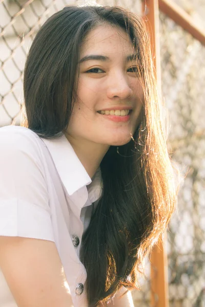 Yetişkin Öğrenci Üniforması Güzel Kız Gülümse Rahatla — Stok fotoğraf