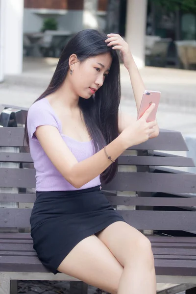 Porträtt Thai Vuxen Kontorstjej Med Hjälp Sin Smarta Telefon Selfie — Stockfoto