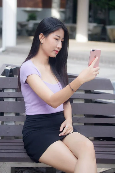 Porträtt Thai Vuxen Kontorstjej Med Hjälp Sin Smarta Telefon Selfie — Stockfoto