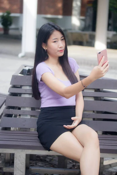 Portrait Thai Adulte Fille Bureau Utilisant Son Téléphone Intelligent Selfie — Photo