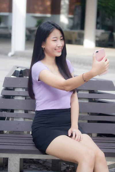 泰国人的肖像办公室女职员用她的智能手机Selfie — 图库照片