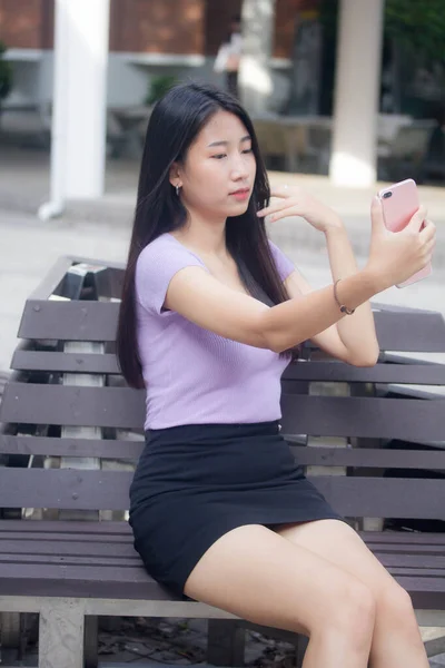 Retrato Tailandés Adulto Oficina Chica Usando Teléfono Inteligente Selfie — Foto de Stock