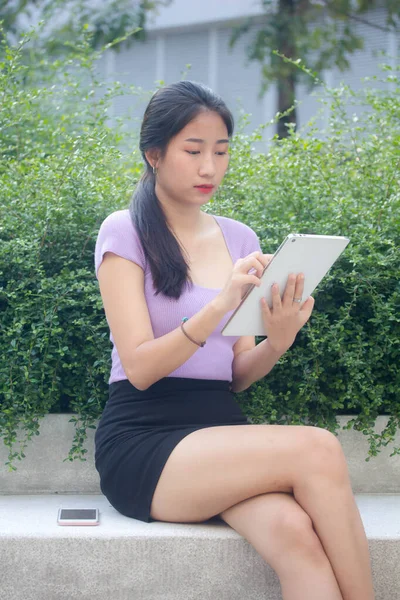Ritratto Thai Adulto Ufficio Ragazza Utilizzando Suo Tablet — Foto Stock