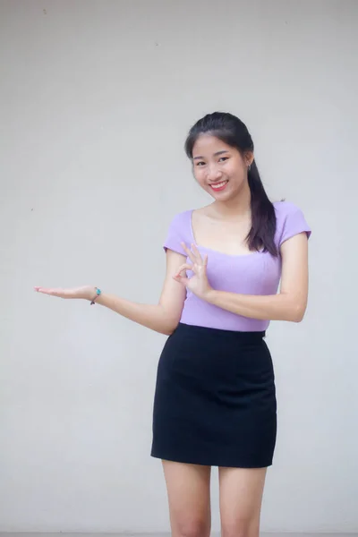 Портрет Тайської Дівчини Дорослих Офіс Показує Руку — стокове фото