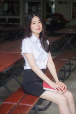 Yetişkin öğrenci üniforması güzel kız gülümse ve rahatla.