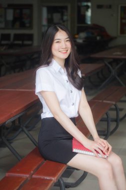 Yetişkin öğrenci üniforması güzel kız gülümse ve rahatla.