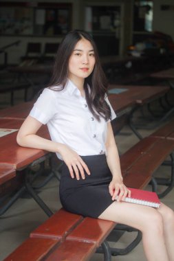 Yetişkin öğrenci üniforması güzel kız gülümse ve rahatla.