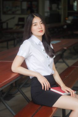 Yetişkin öğrenci üniforması güzel kız gülümse ve rahatla.