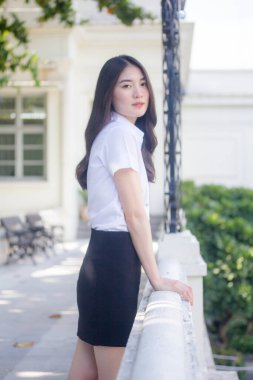 Taylandlı üniversite öğrencisi dinleniyor.