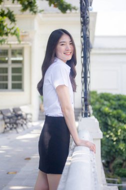 Taylandlı üniversite öğrencisi dinleniyor.