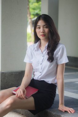 Taylandlı üniversite öğrencisi dinleniyor.